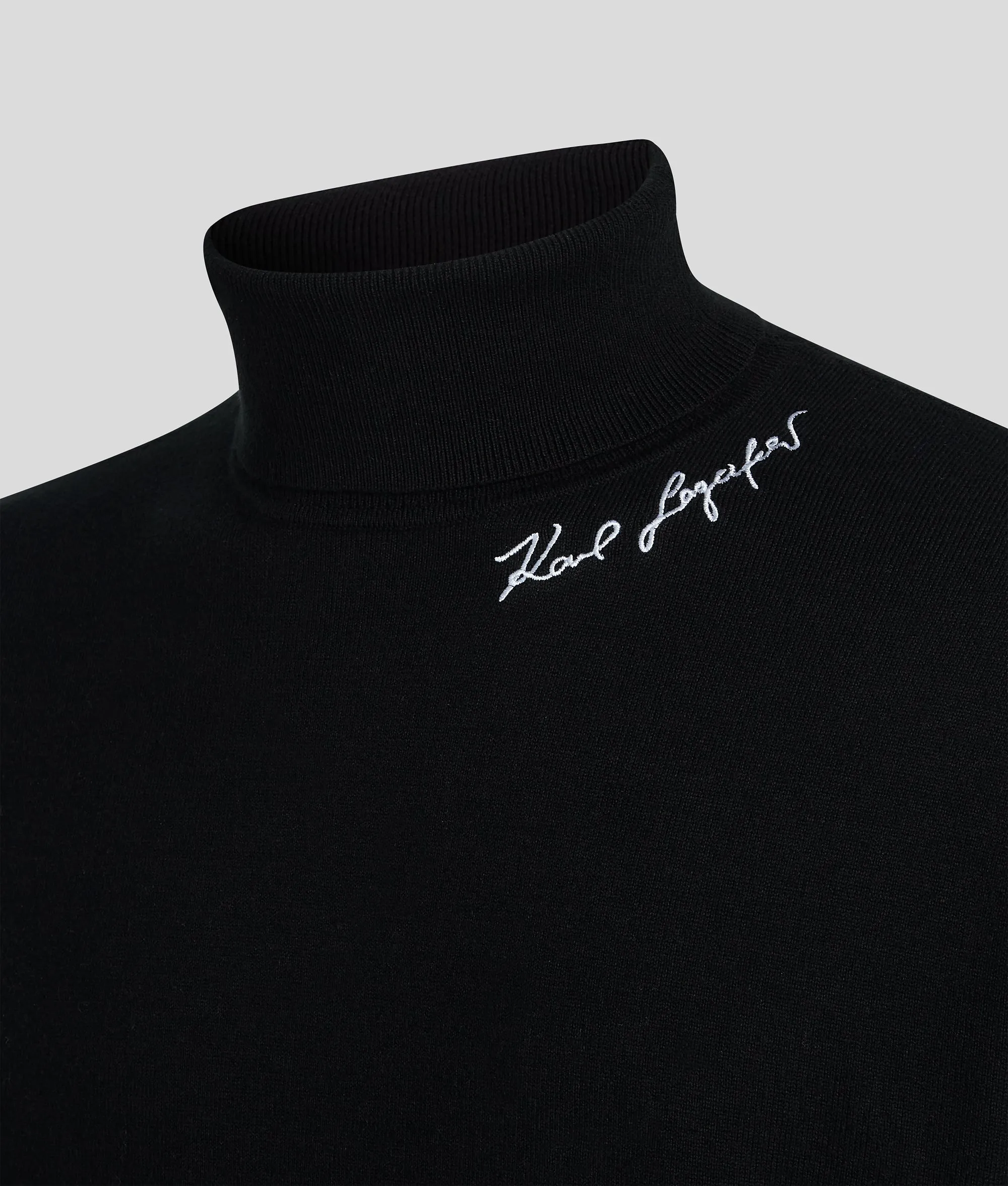 SIGNATURE TURTLE NECK KNIT