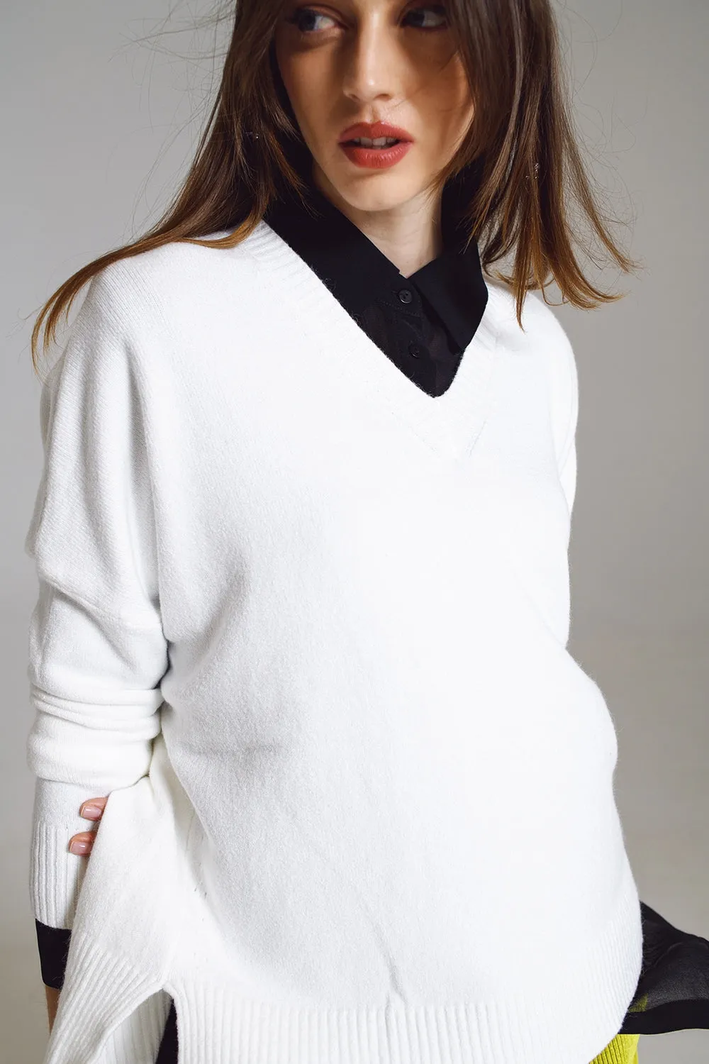 Sweater in white with V-neckline