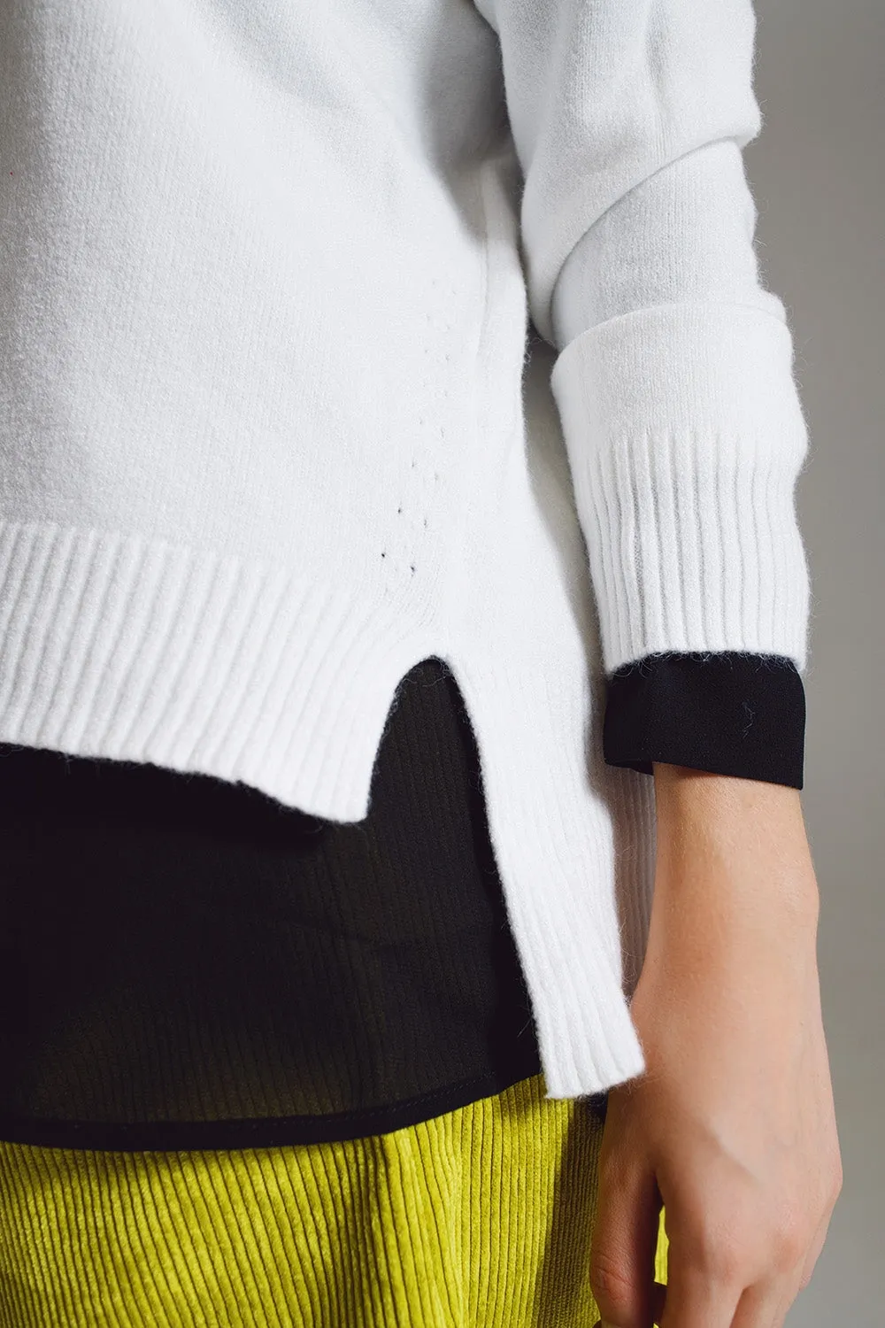 Sweater in white with V-neckline