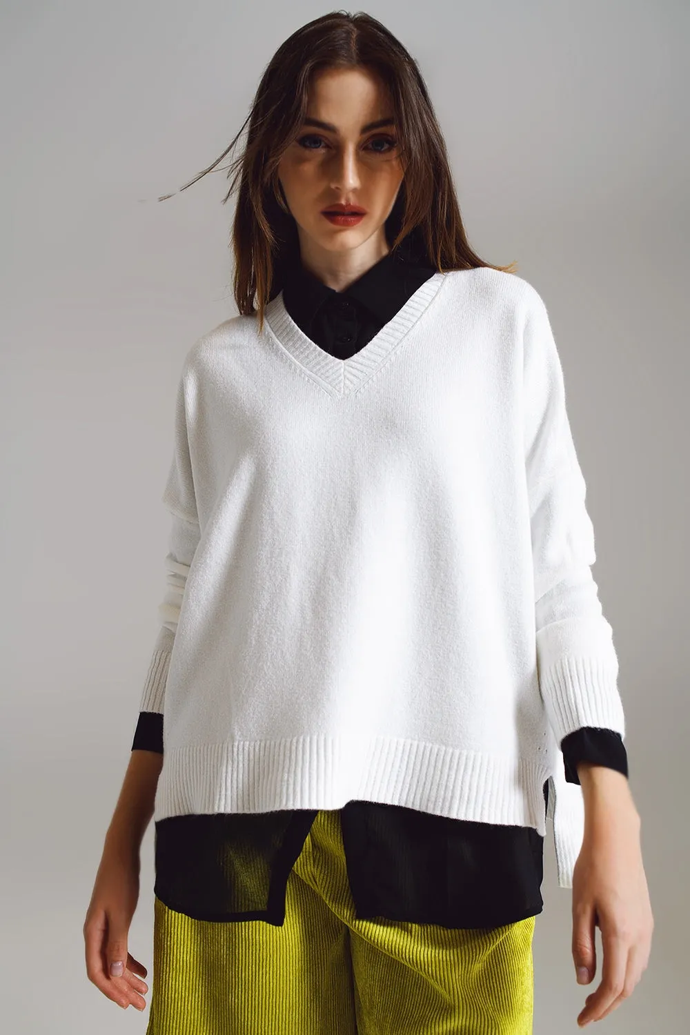 Sweater in white with V-neckline
