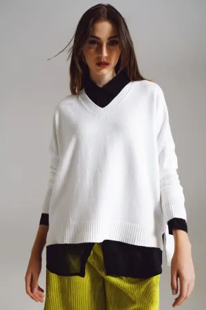 Sweater in white with V-neckline