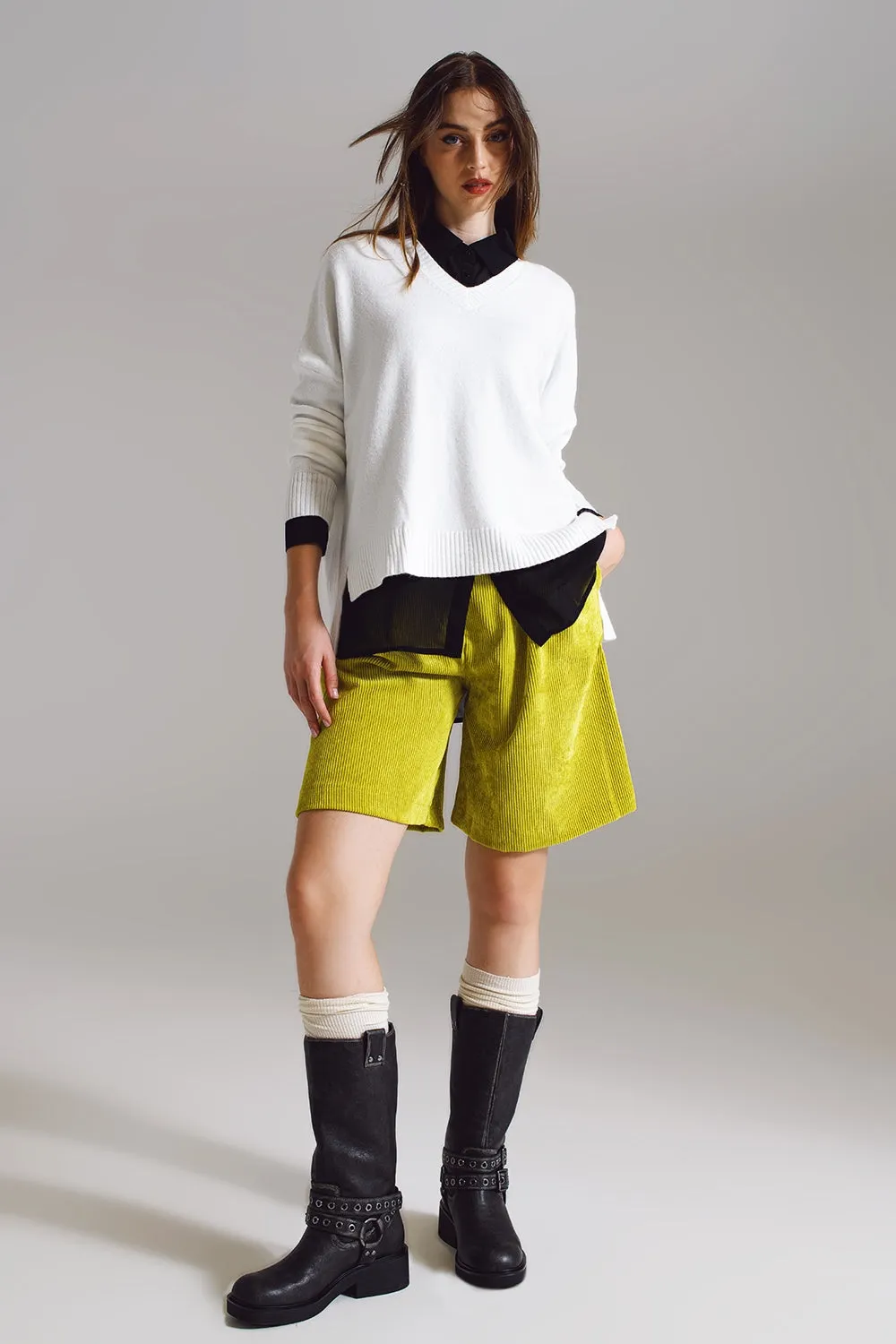 Sweater in white with V-neckline