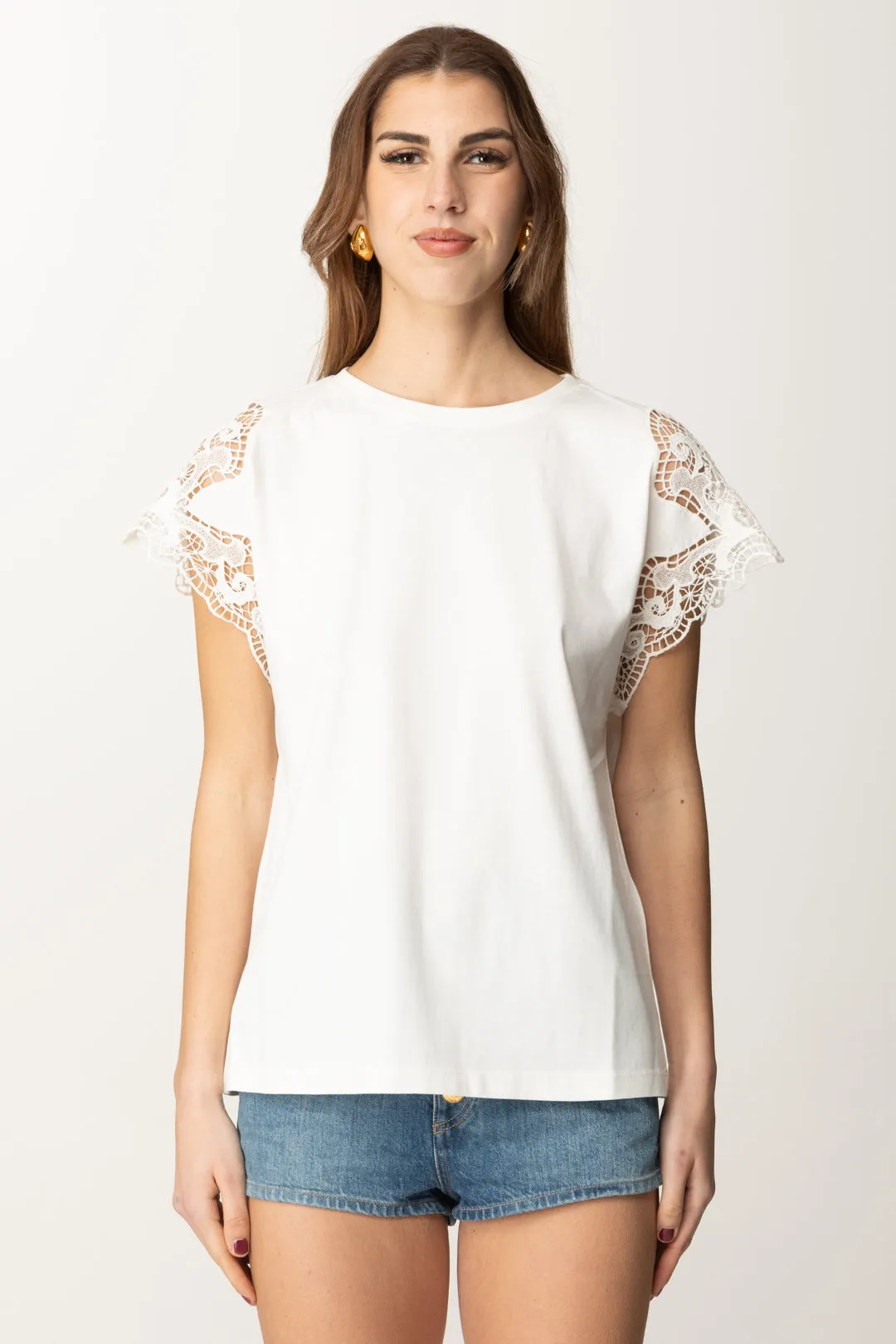 T-shirt con Maniche In Pizzo e Taglio Fluido