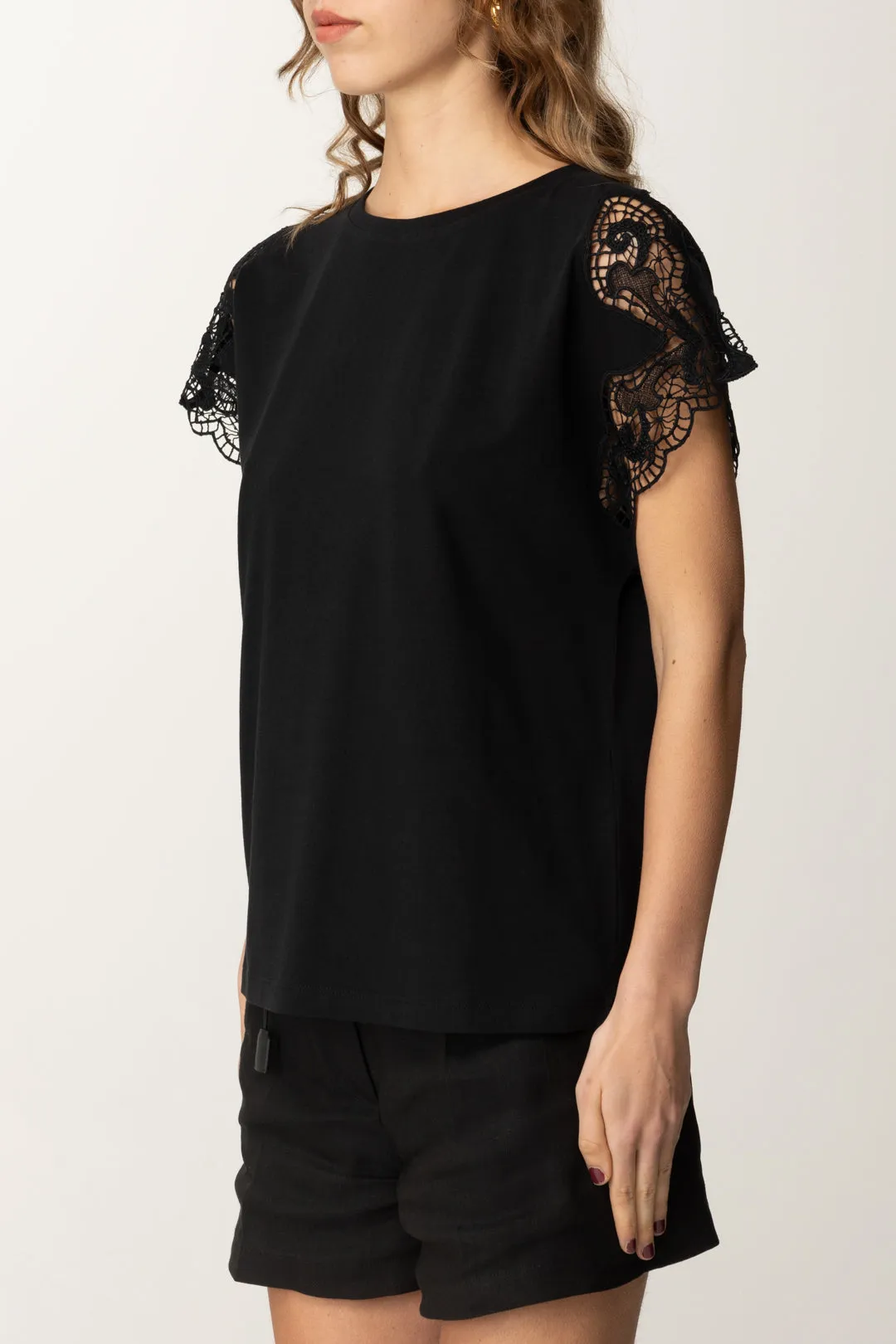 T-shirt con Maniche In Pizzo e Taglio Fluido