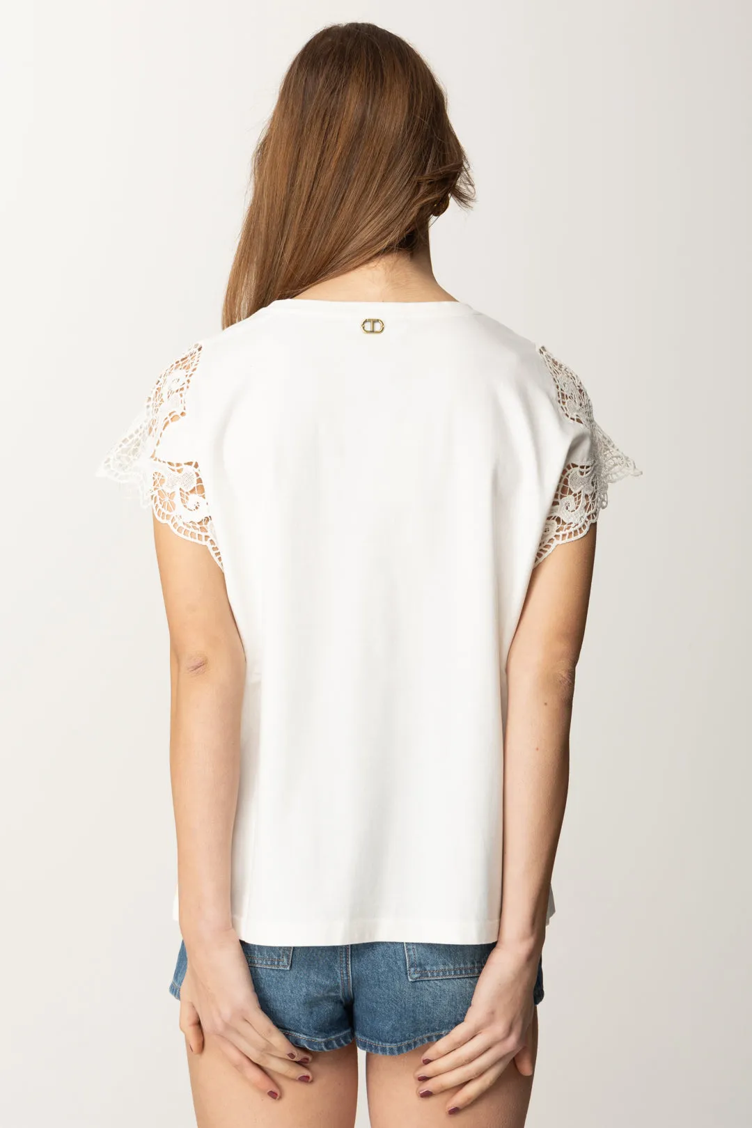 T-shirt con Maniche In Pizzo e Taglio Fluido