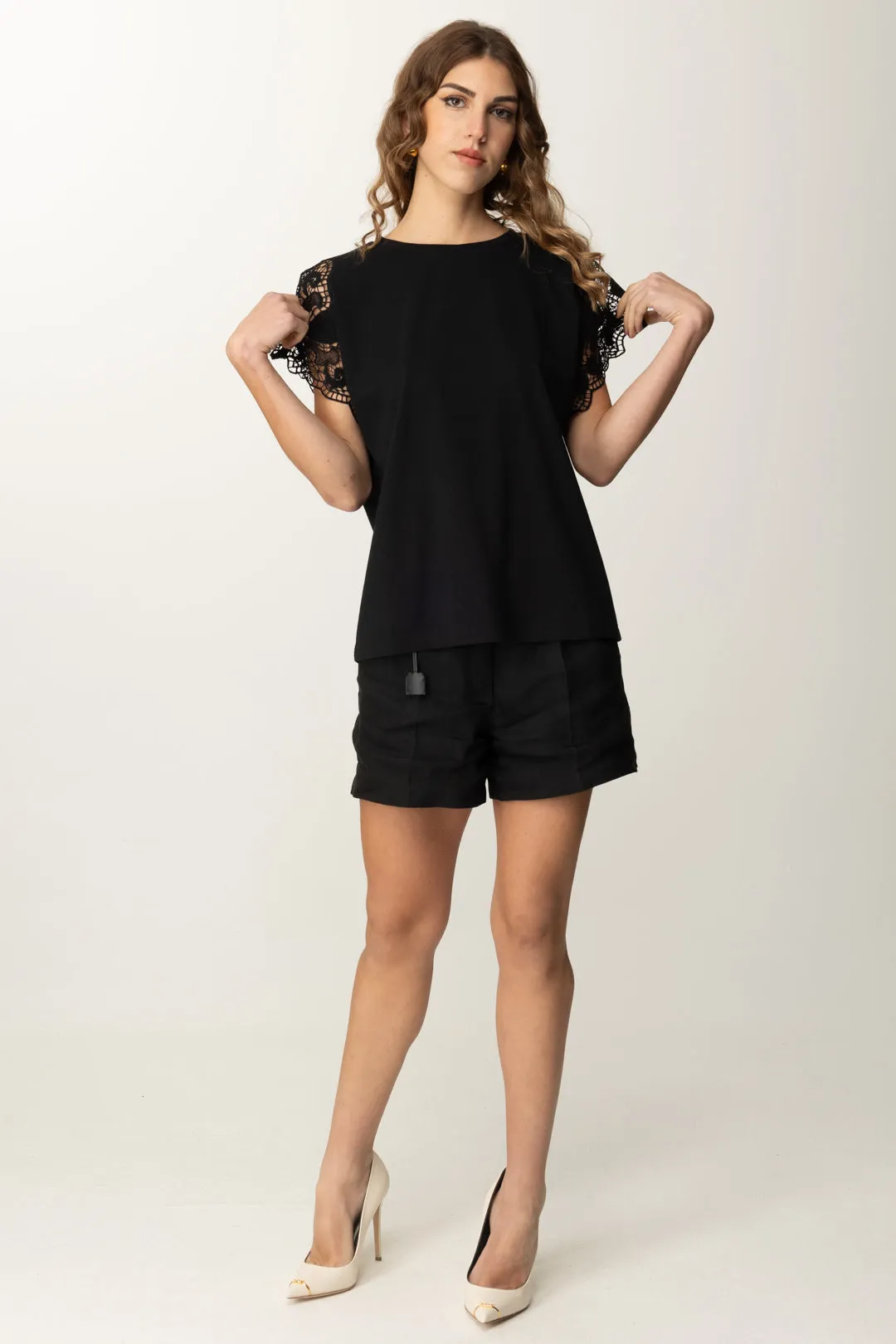 T-shirt con Maniche In Pizzo e Taglio Fluido