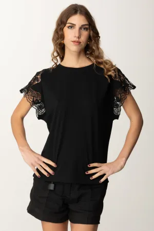 T-shirt con Maniche In Pizzo e Taglio Fluido