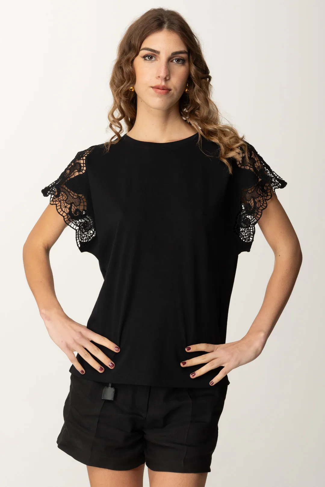 T-shirt con Maniche In Pizzo e Taglio Fluido