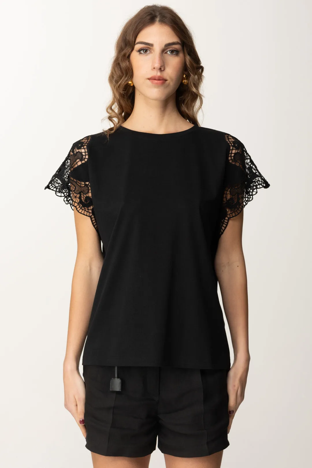 T-shirt con Maniche In Pizzo e Taglio Fluido