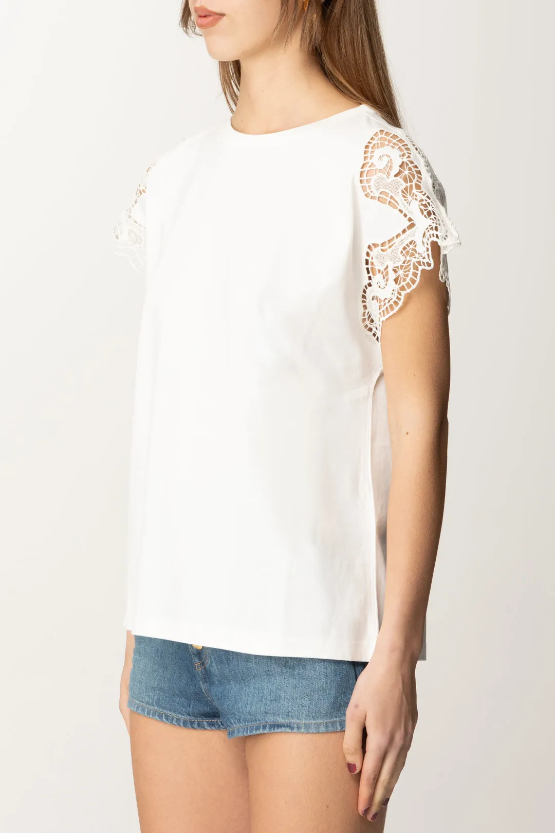 T-shirt con Maniche In Pizzo e Taglio Fluido