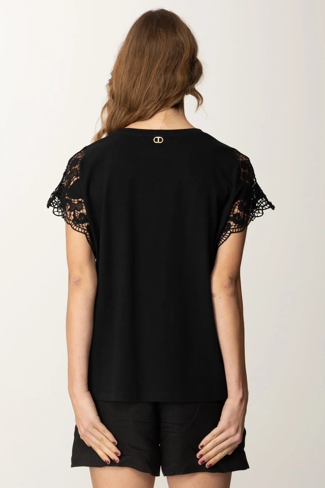 T-shirt con Maniche In Pizzo e Taglio Fluido