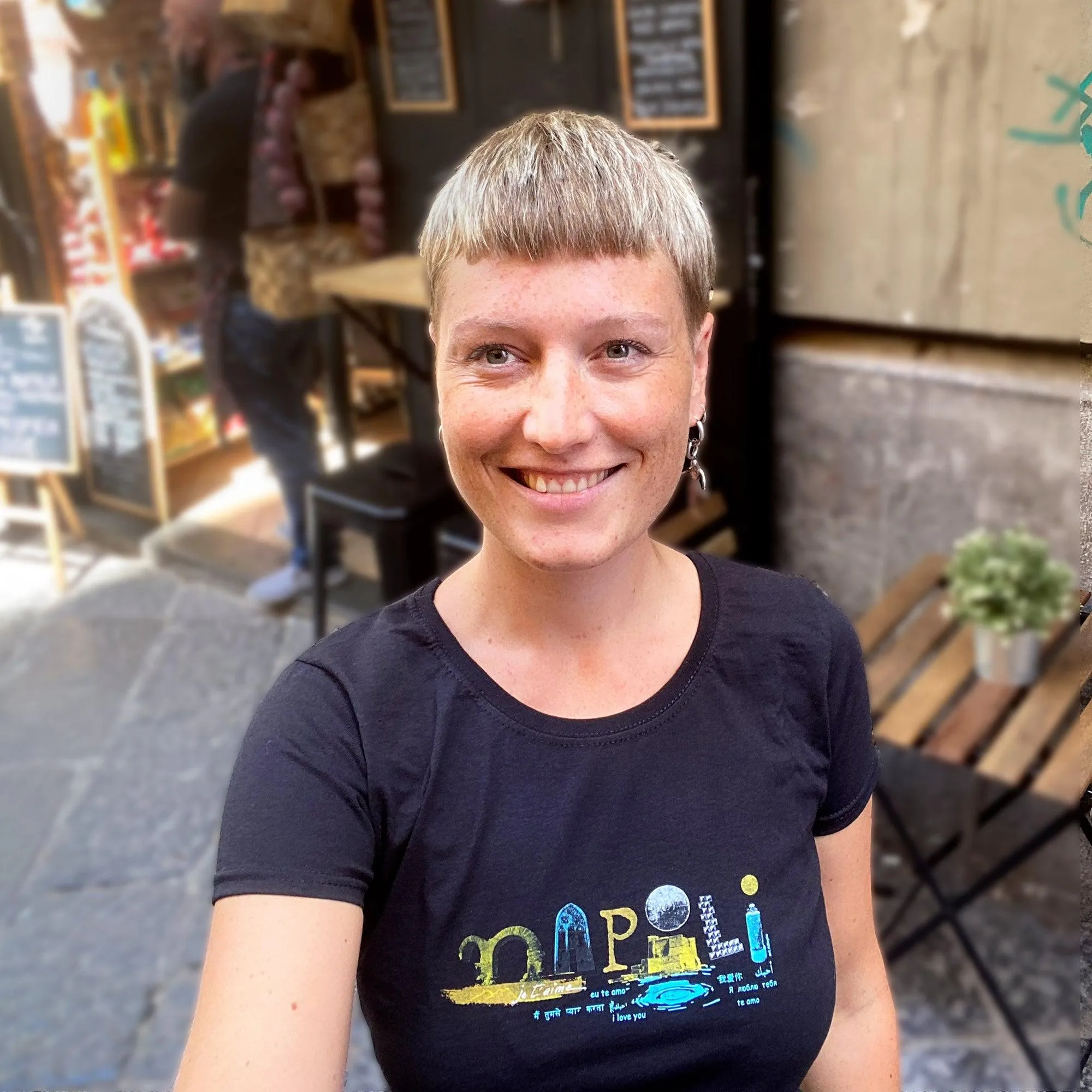 T-Shirt Donna con Stampa Artistica di Napoli – Stile Unico e Autentico